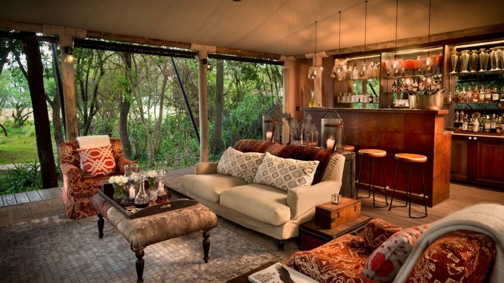 andBeyond Bateleur South Camp lounge and bar opening onto the garden