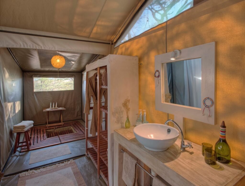 Wash basin and canvas-lined en-suite bathroom at Kicheche Bush Olare
