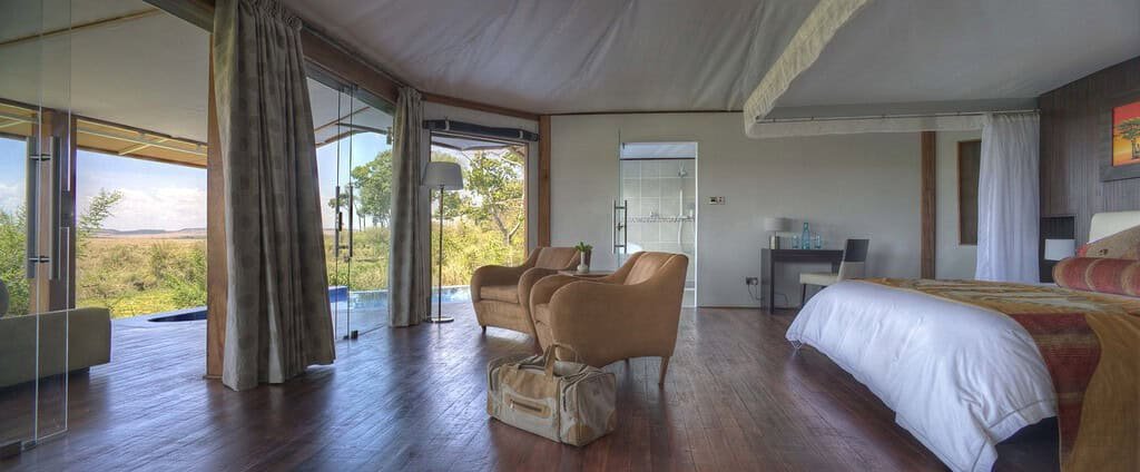 Ngerende in the Wild Lakeview king-bed suite with sitting area and glass doors