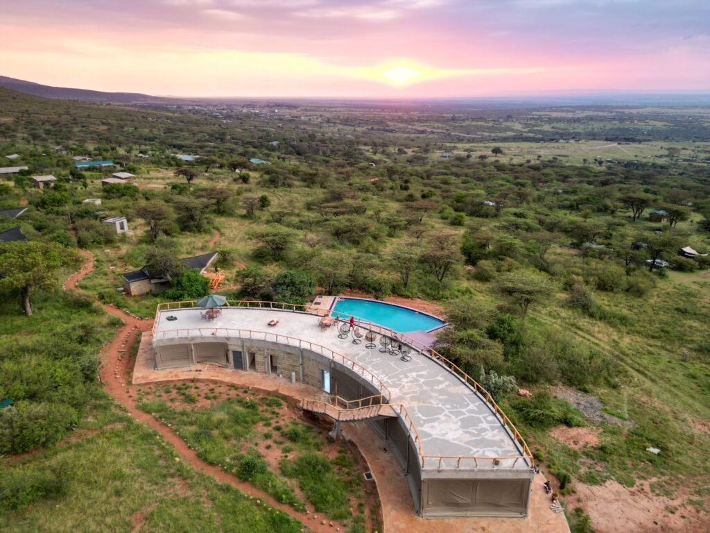 Mara Hilltop pool and building overlooking the surrounding landscape