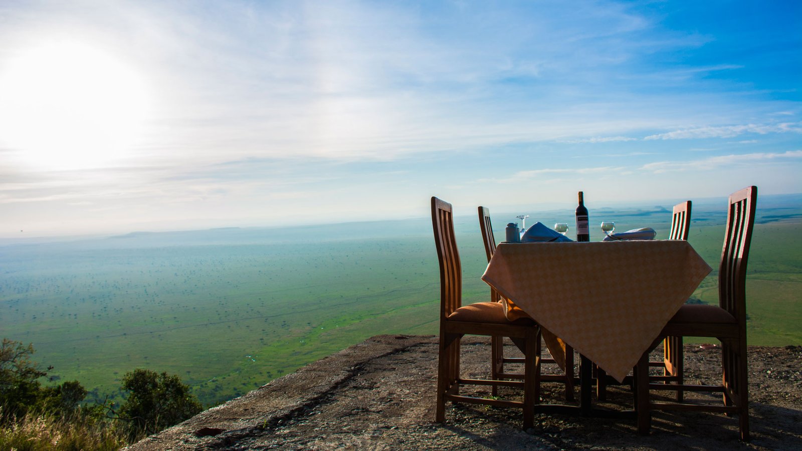 Mara Sun Lodge cliff-side dining table overlooking the Maasai Mara plains