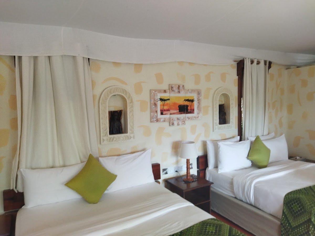 PrideInn Mara Camp twin bedroom with green cushions and canopy above the beds