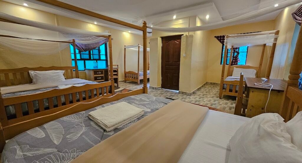 Talek Bush Camp Family Room with timber four-poster beds